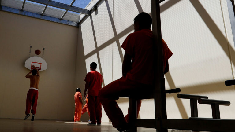 Siete detenidos demandan a ICE por condiciones 