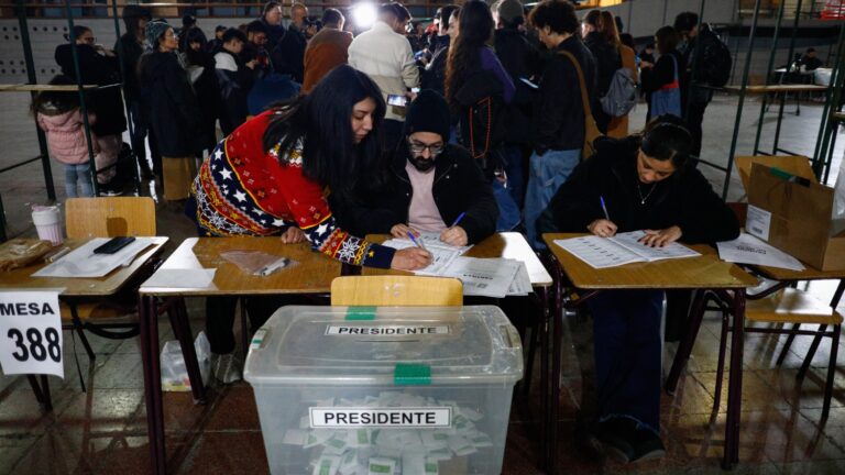 Todo lo que tienes que saber de la primera votación presidencial obligatoria de Chile