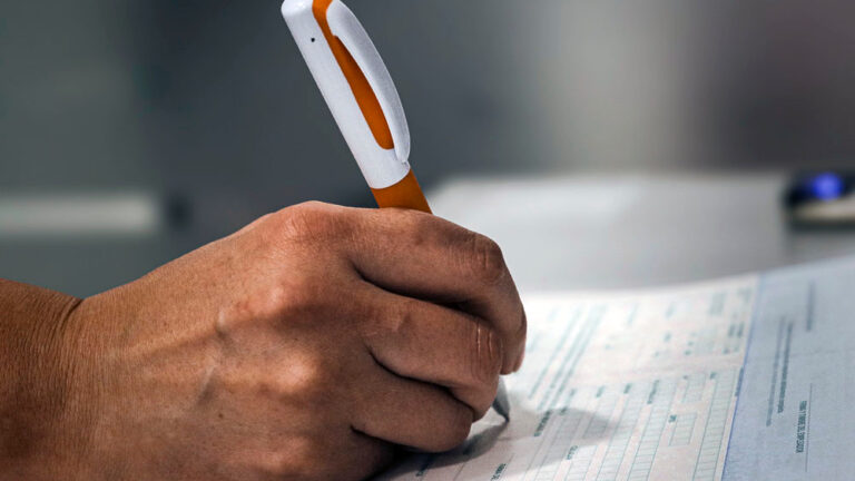 Tras escándalo por licencias falsas: Fiscalizadora podrá recurrir a fotos de redes sociales para ratificar cumplimiento de permisos médicos