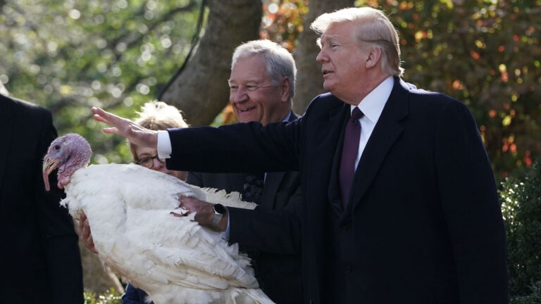 Trump indulta pavos y revoca perdones de Biden en tradición de Acción de Gracias