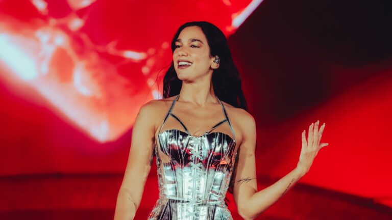Un optimismo radical: Dua Lipa conquista el Estadio Nacional con emotivo homenaje a Mon Laferte y conexión íntima con el público chileno