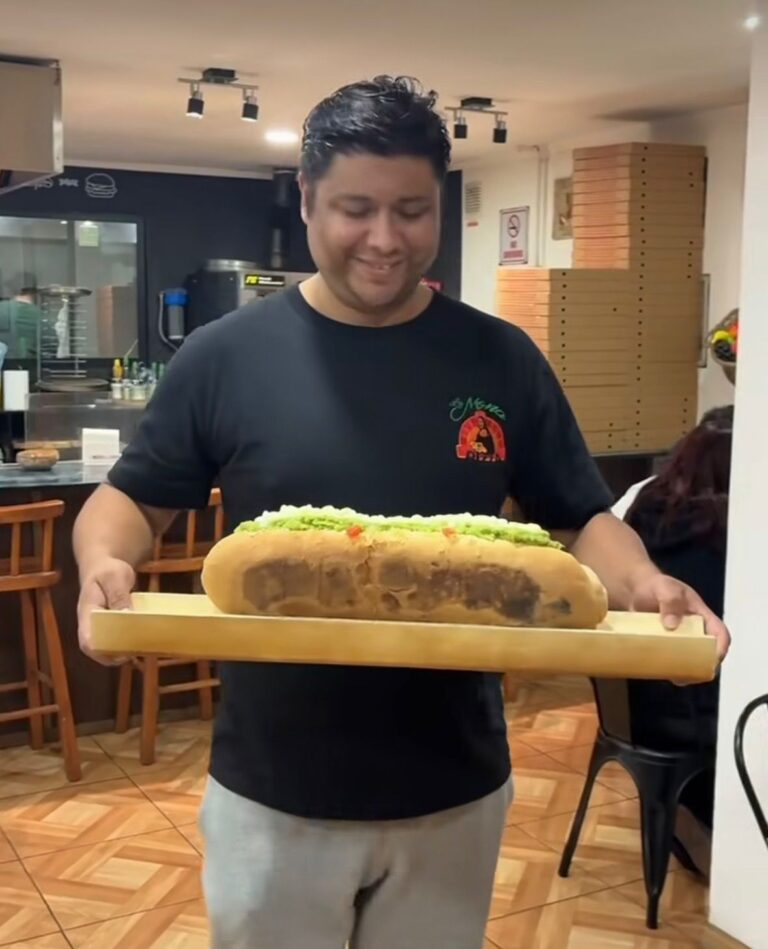 Talca vuelve a intentar sorprender con un completo gigante: Pesa 2 kilos, 8 vienesas y 1 kilo de palta