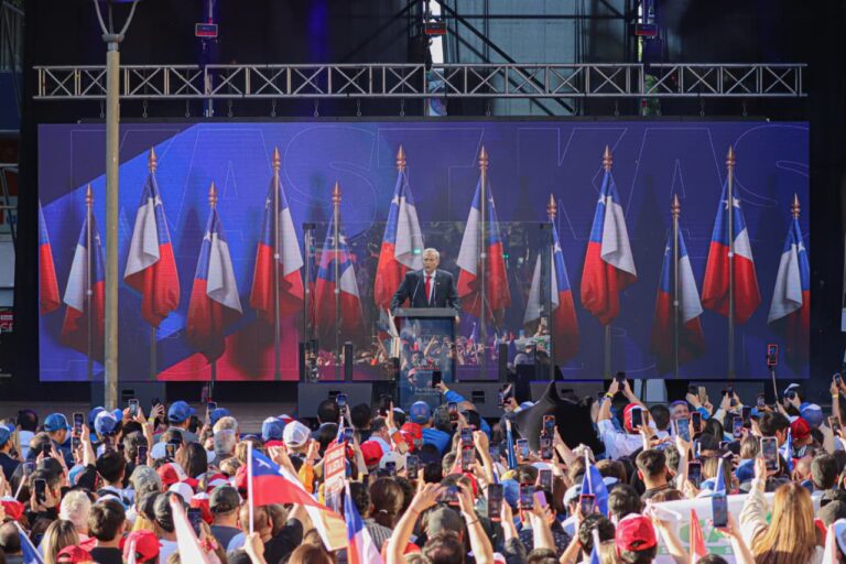 José Antonio Kast vuelve a ocupar vidrio blindado en cierre de campaña en Concepción