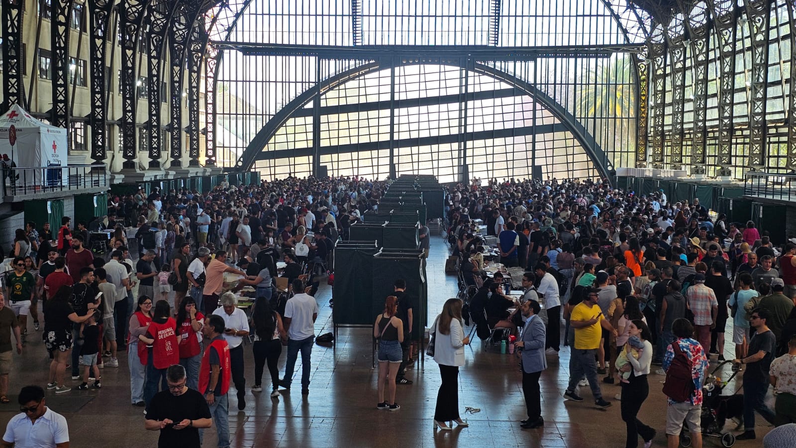 Elecciones 2025: El panorama en Estación Mapocho mientras electores esperan para votar