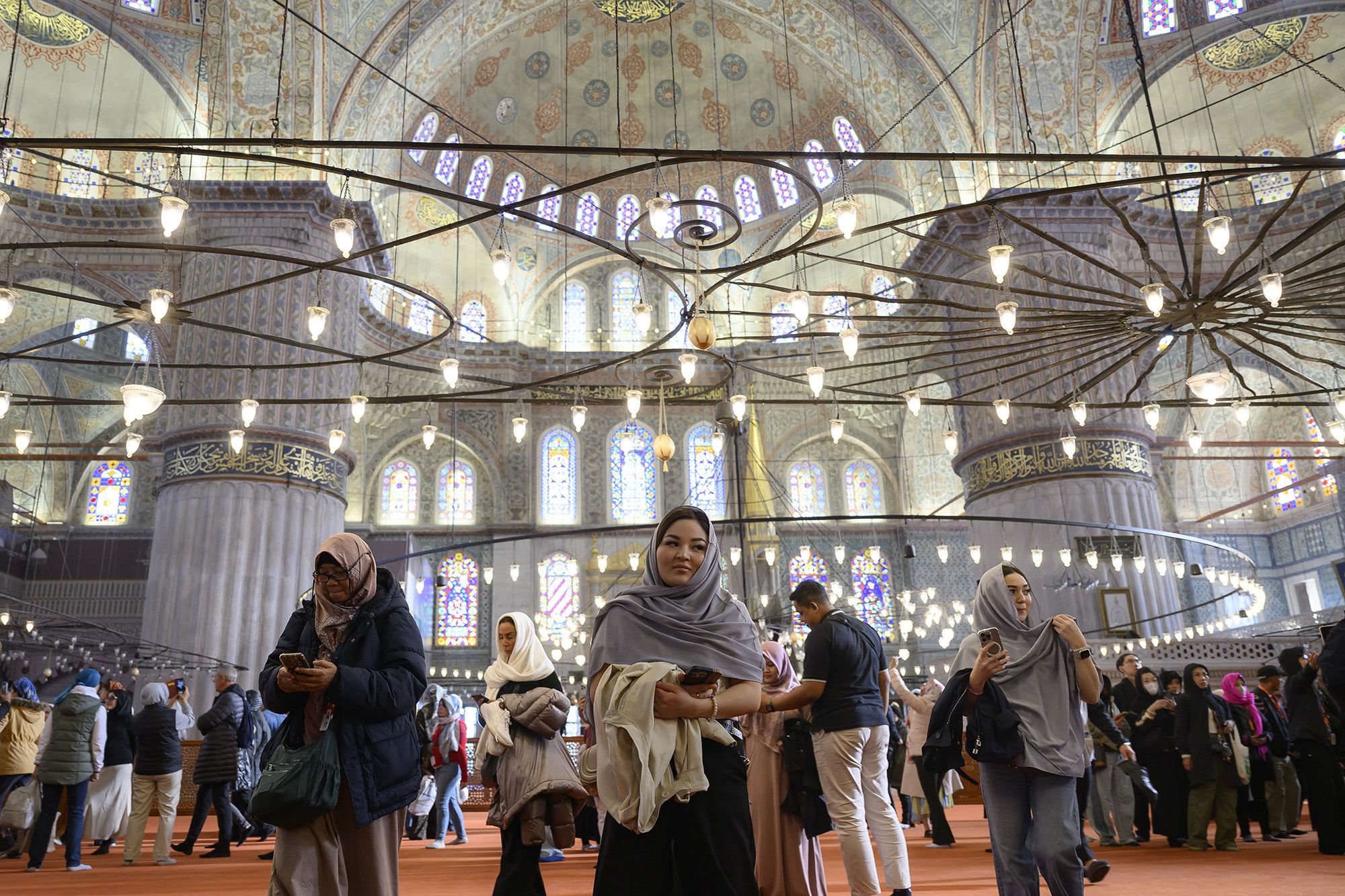Los turistas visitan la Mezquita del Sultán Ahmed, también conocida como la Mezquita Azul, antes de la visita del Papa León XIV a Turquía. Yasin Akgul/AFP/Getty Images