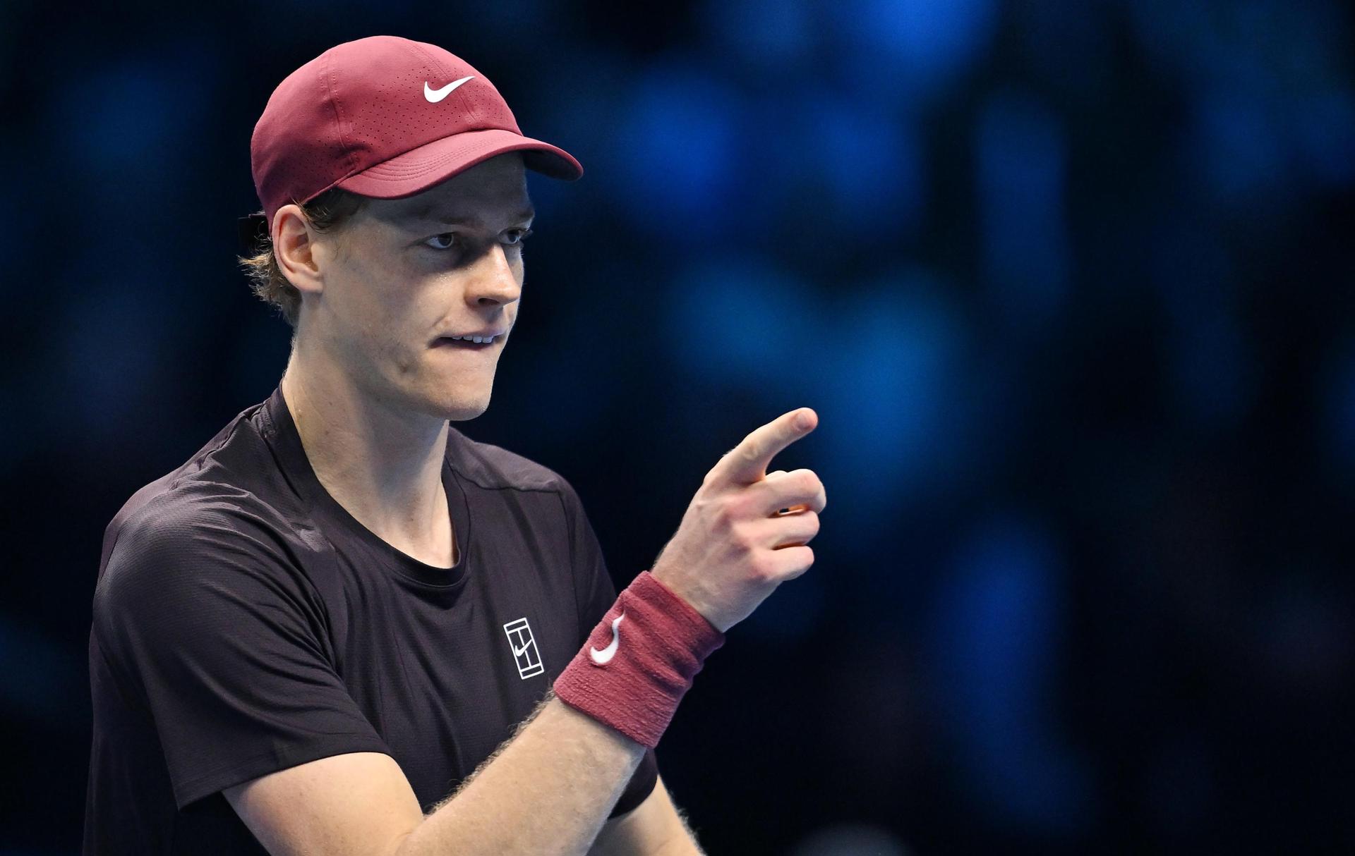 El italiano Jannik Sinner celebra su victoria en semifinales ante el australiano Alex De Minaur en Turín Italia. EFE/EPA/ALESSANDRO DI MARCO