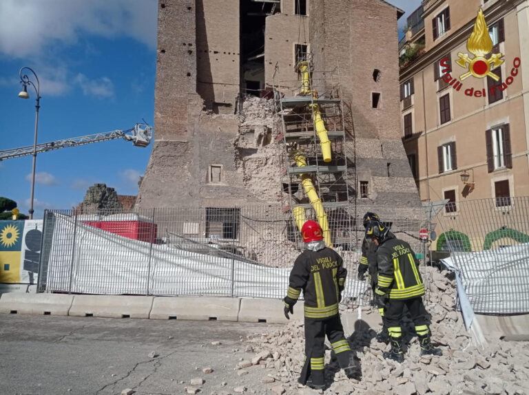 Se derrumba parte de Torre dei Conti en el centro de Roma durante su restauración: 5 atrapados y un herido de gravedad