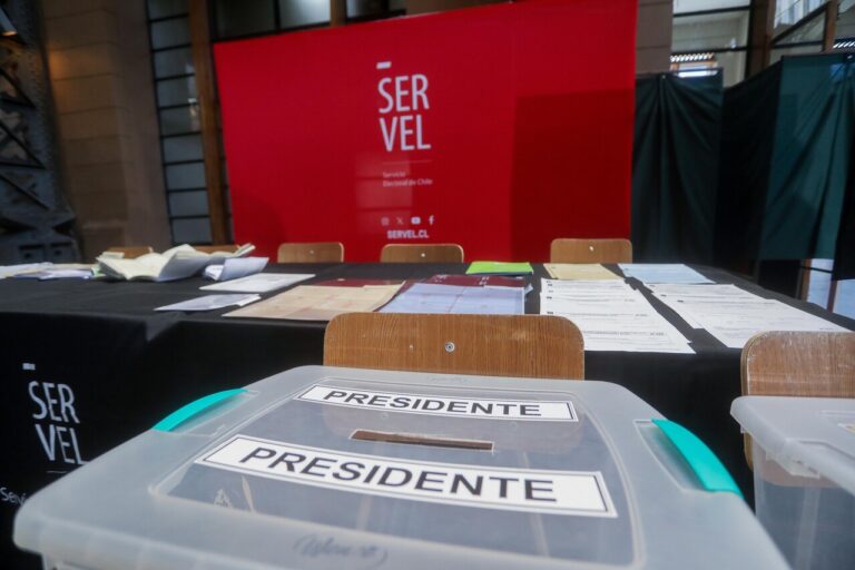 Santiago: Mujer resulta herida tras caída en local de votación de la Estación Mapocho