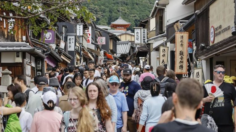 El turismo masivo en Europa también se está trasladando a Asia: Mal comportamiento, multitudes y ruidos