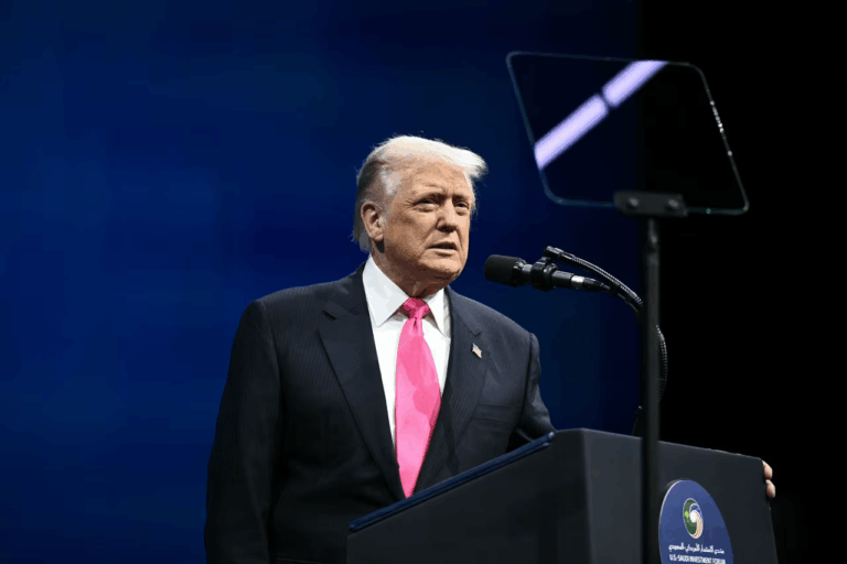 Trump firma un proyecto de ley que obliga al Departamento de Justicia a publicar los archivos de Epstein