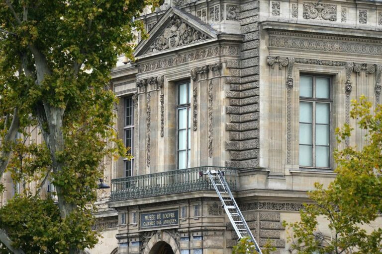La policía francesa detiene a otros cuatro sospechosos del robo en el Museo del Louvre: ¿Quiénes son?