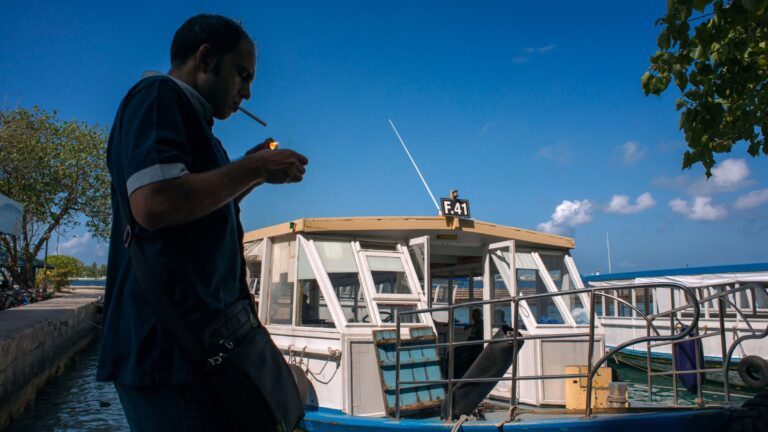 Maldivas se convierte en el primer país en prohibir fumar a varias generaciones: Será ilegal para nacidos después de 2007