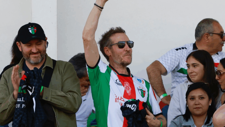 Integrantes de Massive Attack son captados asistiendo al partido de Palestino antes de su show en Fauna Primavera