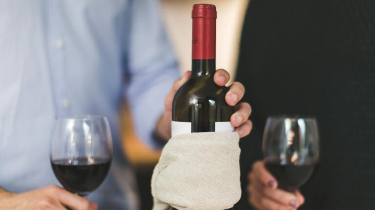 Día Mundial del Vino Tinto: Experta aclara los beneficios sobre consumir una copa al día