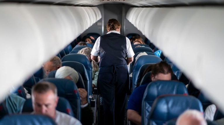 Pasajeros ebrios: Desde agresiones hasta acoso sexual, un problema cada vez mayor en los aviones