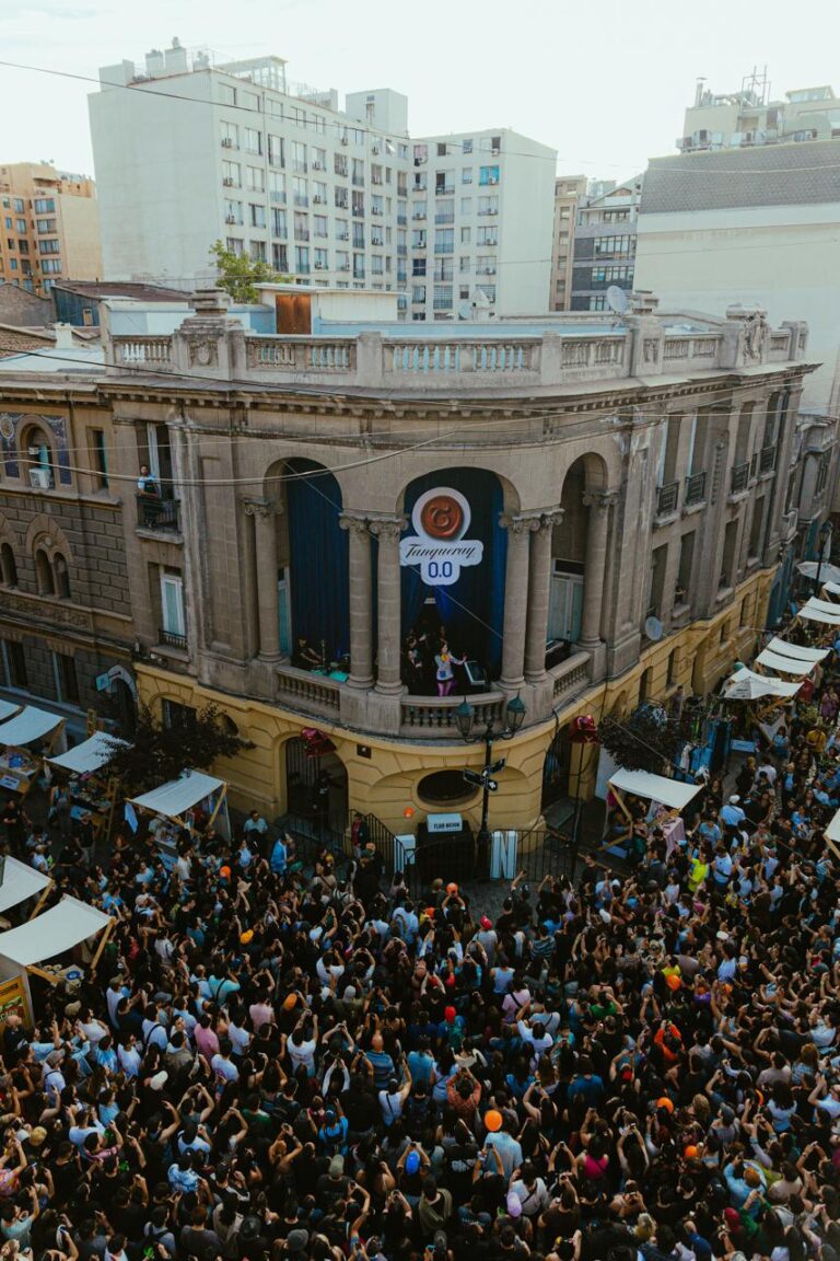 Francisca Valenzuela sorprende a Santiago con concierto desde un balcón del Barrio París-Londres