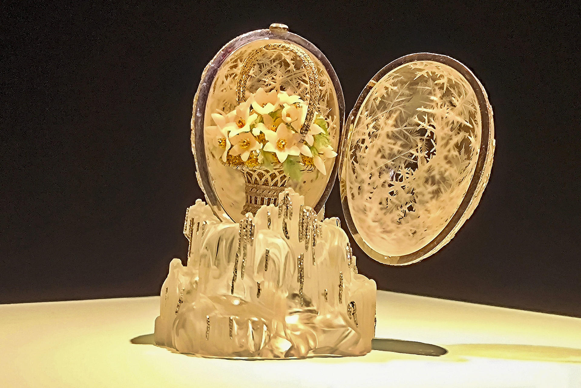El ‘Huevo de Invierno’ creado por el joyero ruso Peter Carl Fabergé en 1913 por encargo del zar Nicolás II de Rusia, fue vendido hoy en una subasta en Londres por 22,89 millones de libras esterlinas, equivalentes a 26 millones de euros. EFE/Guillermo Garrido
