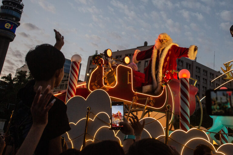 Caravana navideña en Santiago 2025: fechas, rutas y comunas por donde pasará el recorrido con el Viejo Pascuero