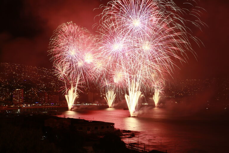 Año Nuevo 2026: Revisa la lista de todas las comunas donde habrá fuegos artificiales y drones