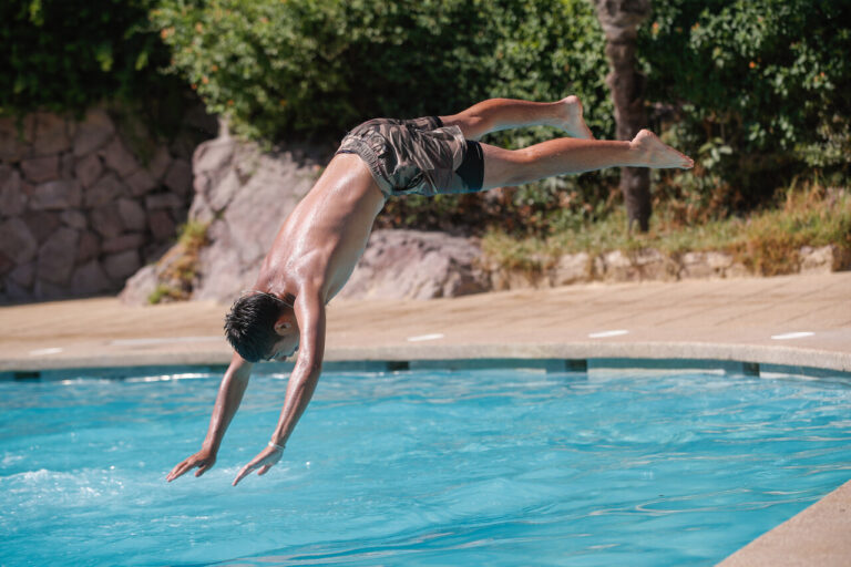¿Las piscinas generan un alza en peleas de vecinos? 59% de las personas reconoce haber participado o presenciado en conflictos