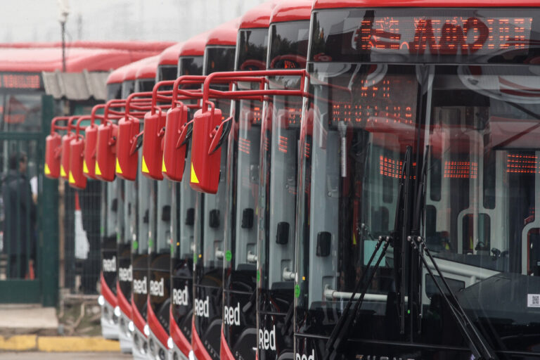 ¿Está el tuyo? Revelan el ranking de las micros más usadas en Santiago este 2025