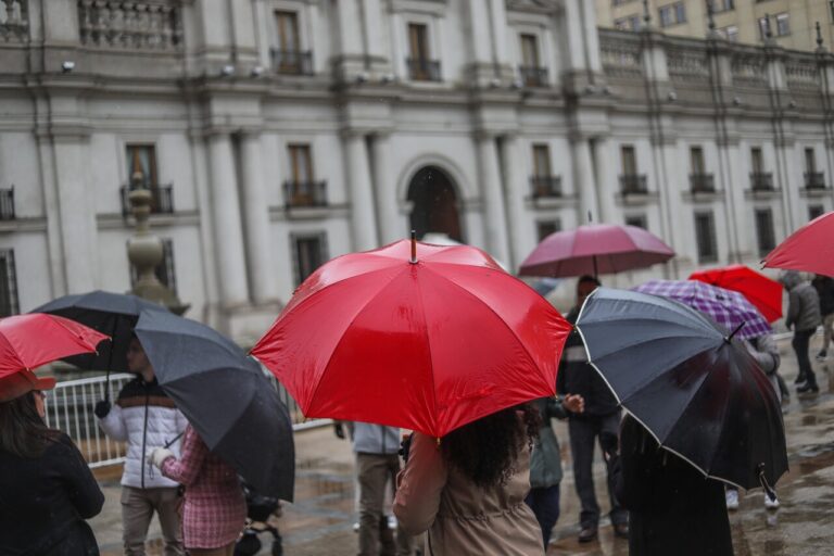 Segunda vuelta presidencial con lluvia: ¿A qué hora comenzarán las precipitaciones en Santiago?