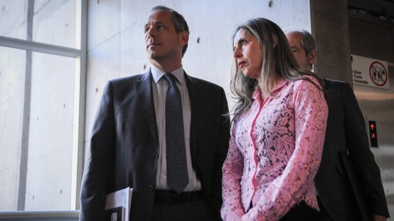 Abogada de denunciante de Monsalve contradice dichos del exsubsecretario y afirma que sí fueron notificados del cierre