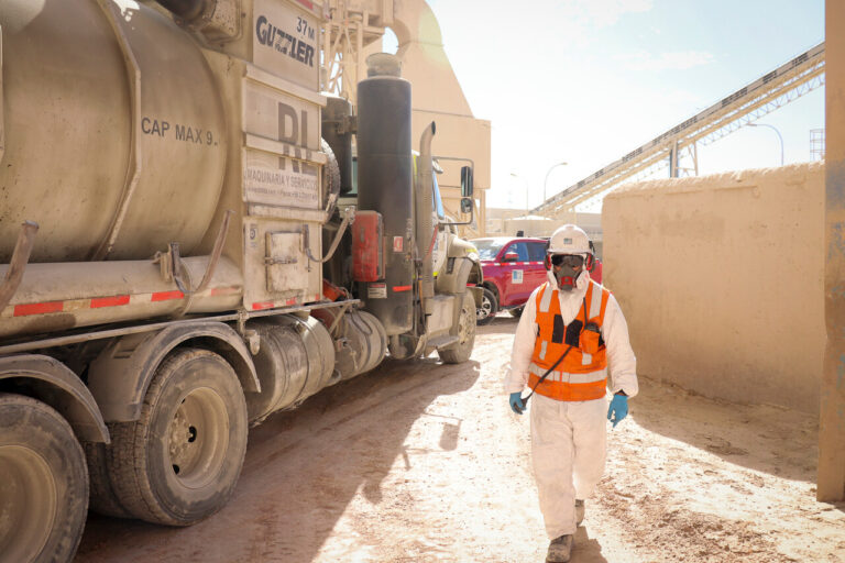 Producción industrial cayó un 0,8% en noviembre: Menor producción de madera y cobre afectó el índice