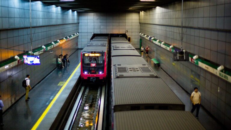 Revisa cómo funcionará el transporte público para la segunda vuelta presidencial: Metro de Santiago y EFE serán gratis