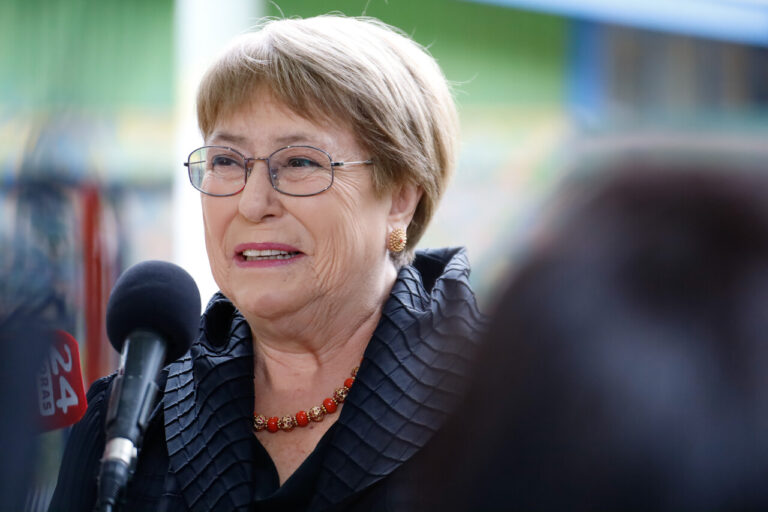 Expresidenta Michelle Bachelet tras votar: “Lo importante es buscar acuerdos que vayan en beneficio de todas y todos”