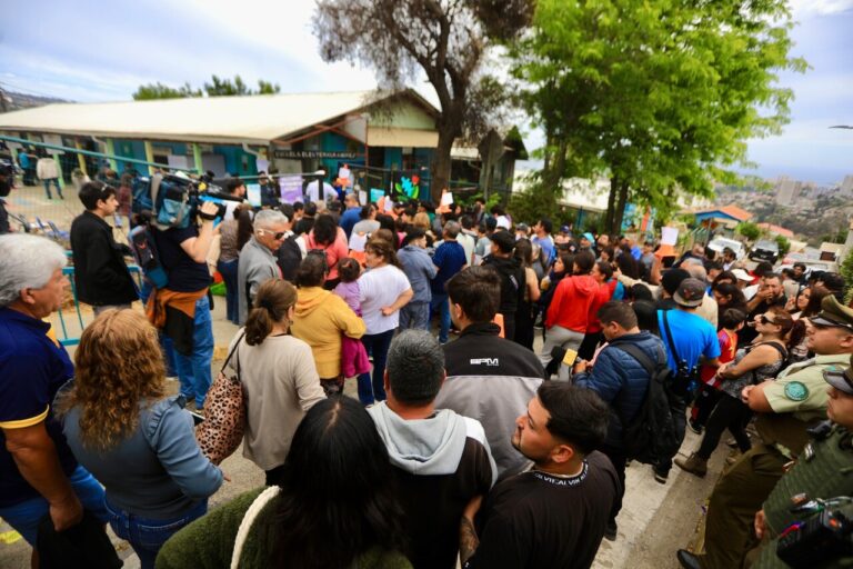 Aviso de bomba obliga a evacuar local de votación en Valparaíso