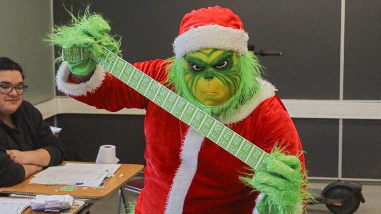 Elecciones 2025: El Grinch y perritos marcan la segunda vuelta presidencial en locales de votación