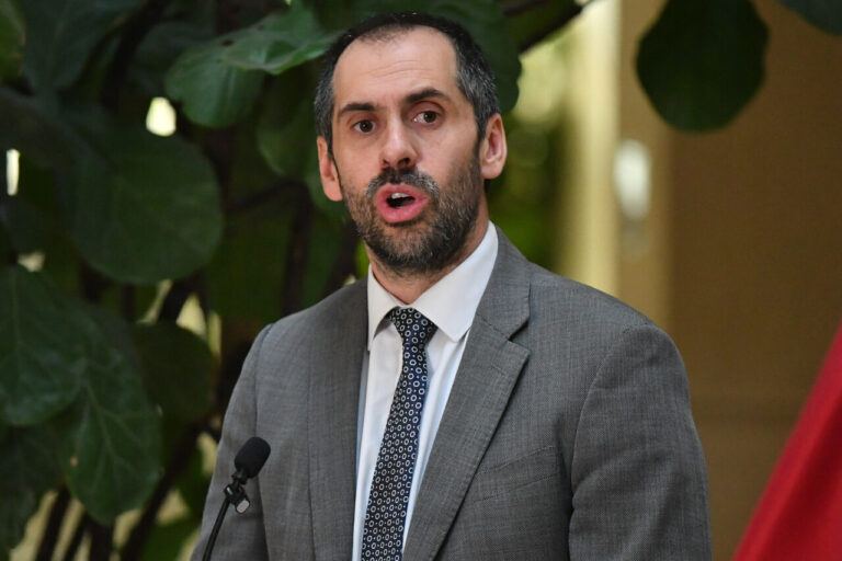 UDI amenaza con acusación constitucional contra ministro Grau por insistir en la “ley de amarres”