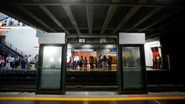 Avanza instalación de puertas de andén en Línea 1 del Metro de Santiago: ¿Cuándo estarán listas?