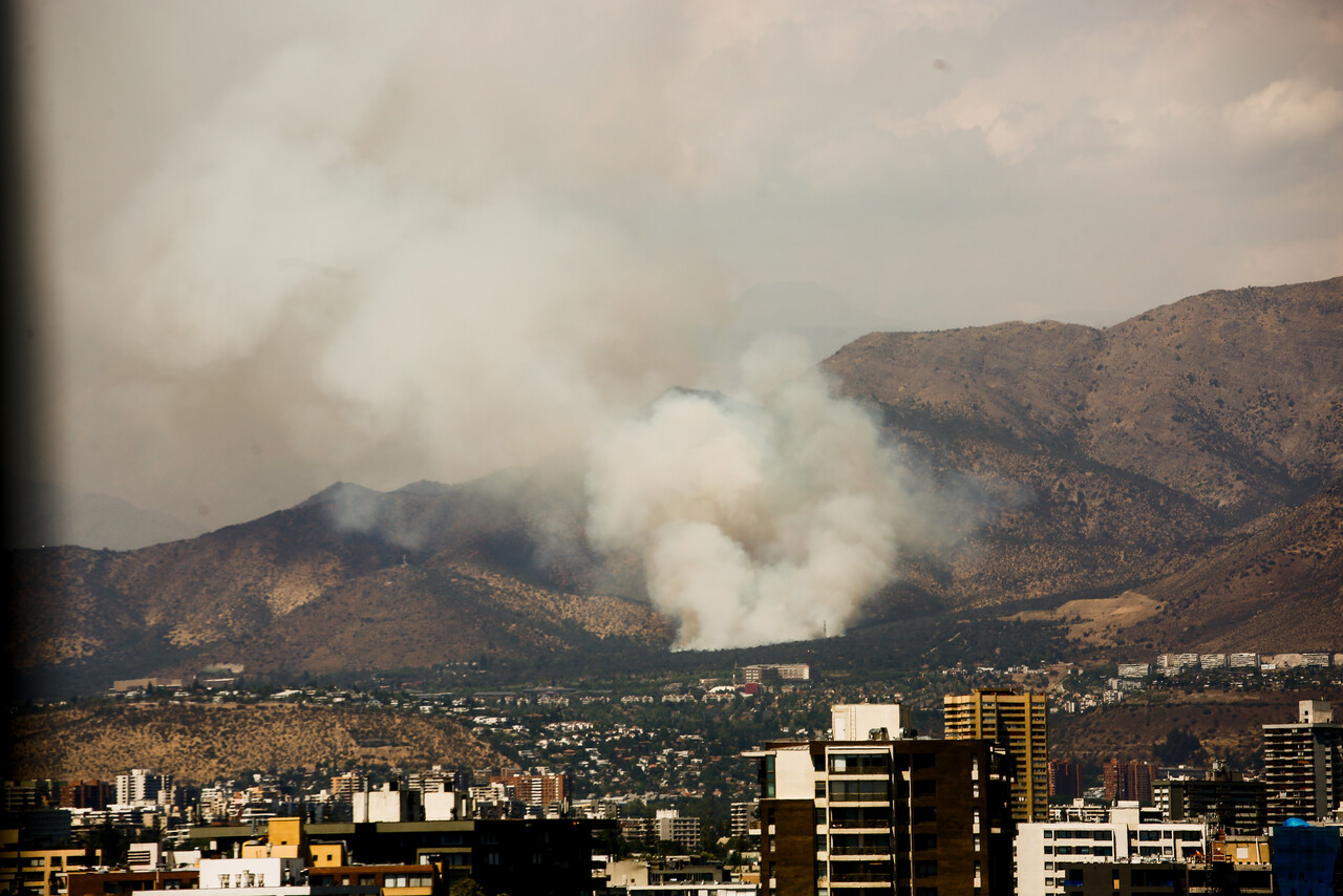 Vista desde Providencia al incendio forestal que afecta al sector precordillerano de San Carlos de Apoquindo/Agencia Uno