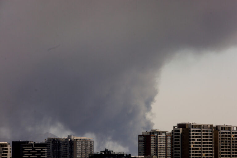 Registran incendio en bodegas de San Bernardo: Columna de humo es visible desde diversos sectores
