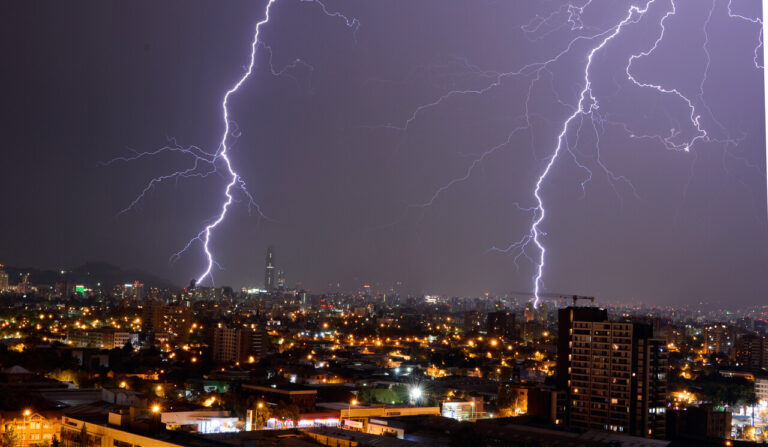 Domingo de elecciones: DMC emite aviso meteorológico por tormentas eléctricas en la Región Metropolitana