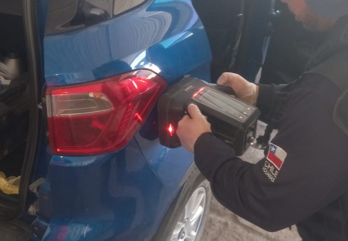 Descubren 175 mil dólares en efectivo ocultos en estructura de auto y neumático en paso fronterizo/Aduanas