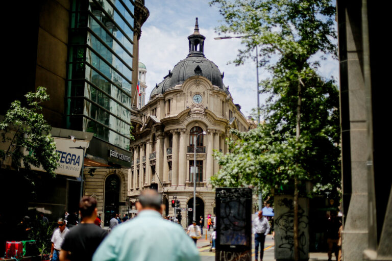 Bolsa de Santiago cierra gran semana con fuerte alza impulsada por el cobre y expectativas de la Fed