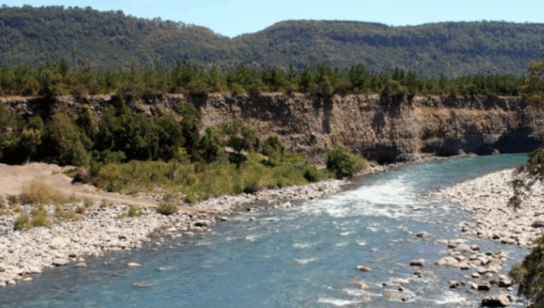 Joven boliviano muere ahogado en el río Ñuble: habría consumido alcohol antes de ingresar al agua