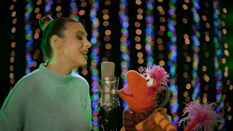 La cantante e influencer venezolana Lele Pons canta con Gobo en "The First Snow of Fraggle Rock" (2025). Cortesía Apple TV+