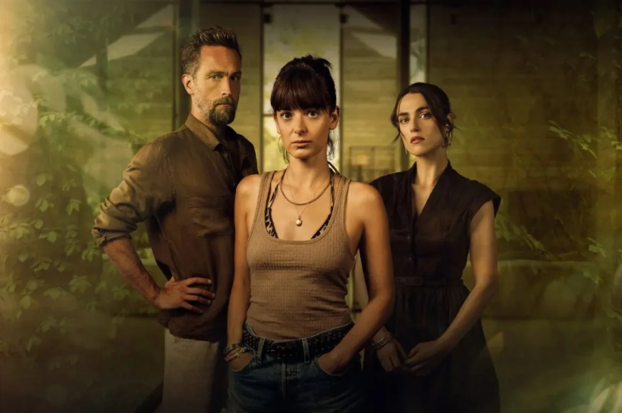 Tom Mison, Celine Buckens y Katie McGrath en la temporada 2 de "The Ex-Wife". Cortesía Universal+