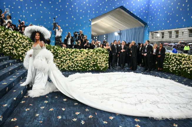 Diana Ross lució un vestido con una cola de 5,4 metros en la Gala Met 2025. Angela Weiss/AFP/Getty Images