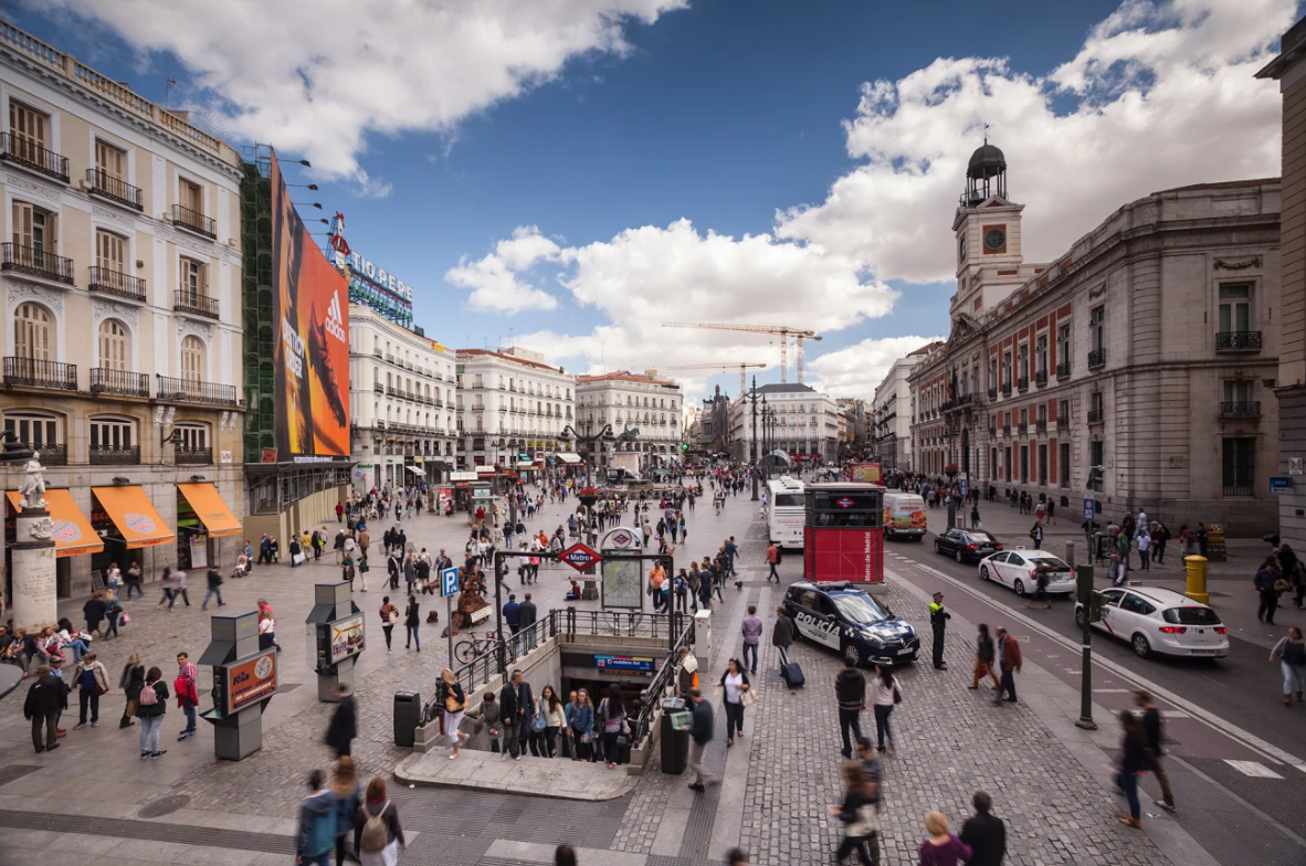 El Índice de las 100 Mejores Ciudades Destino de Euromonitor International clasifica las ciudades según criterios como el turismo, la sostenibilidad, el rendimiento económico y la salud y la seguridad. En la imagen se muestra la Puerta del Sol de Madrid. Fotografía de Julian Elliott/Stone RF/Getty Images