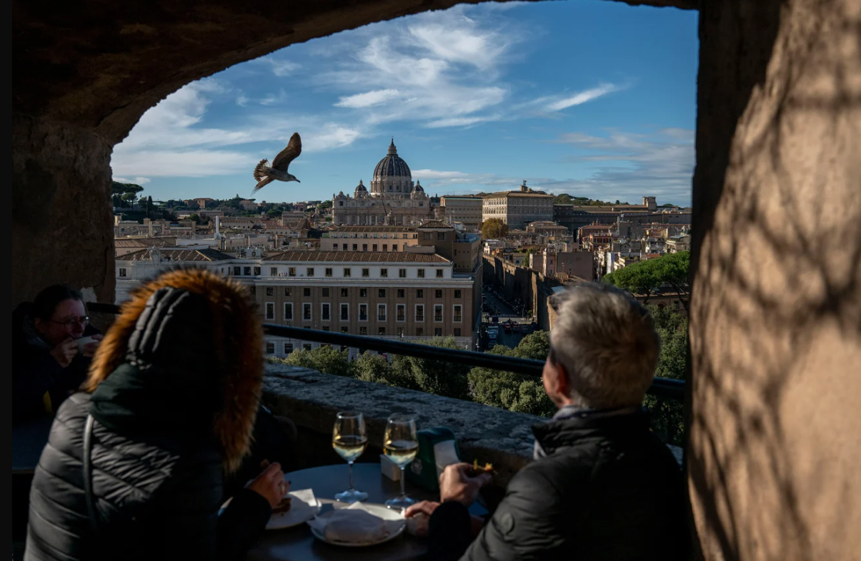 La capital italiana es la número uno del mundo en infraestructura turística. En la imagen: vista de la Basílica de San Pedro desde el Castillo de Sant'Angelo. Antonio Masiello/Getty Images