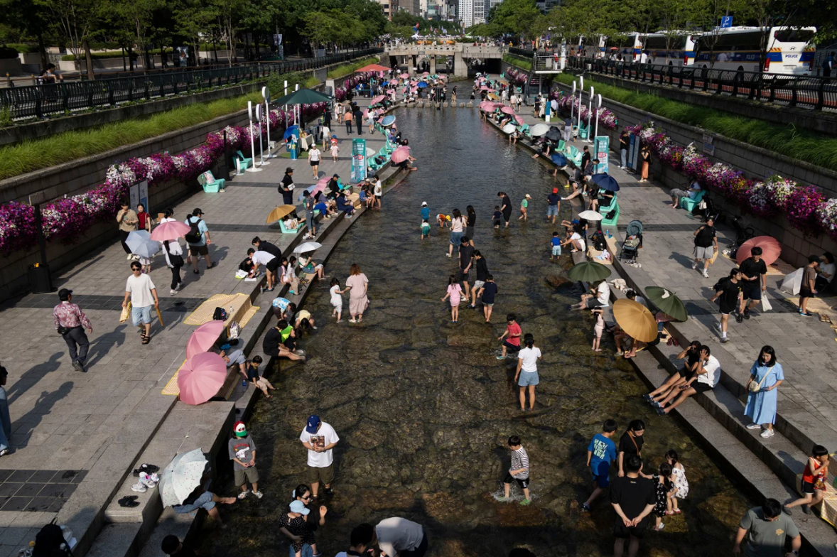 La capital de Corea del Sur ascendió al top 10 para 2025. Se muestra el arroyo Cheonggyecheon. Jun Hyosang/Agencia de Noticias Xinhua/Getty Images