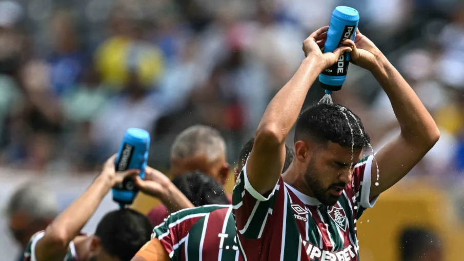 Jugadores de Fluminense (Brasil) intentan refrescarse durante un caluroso partido durante el Mundial de Clubes 2025 en Estados Unidos. Paul Ellis/AFP vía Getty Images