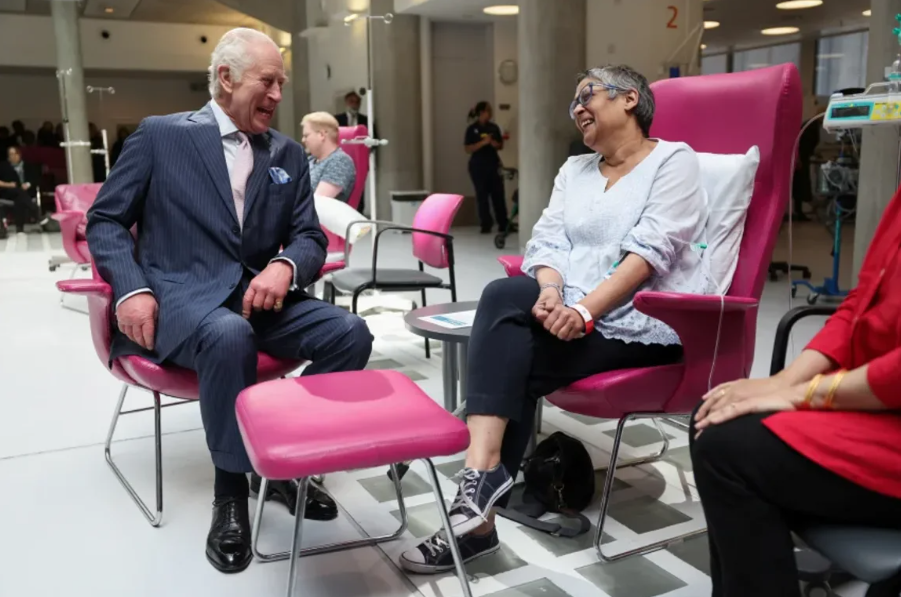 El rey Carlos se reúne con la paciente Asha Millan durante una visita al Centro Oncológico Macmillan del University College Hospital en Londres en abril de 2024. Suzanne Plunkett/Reuters