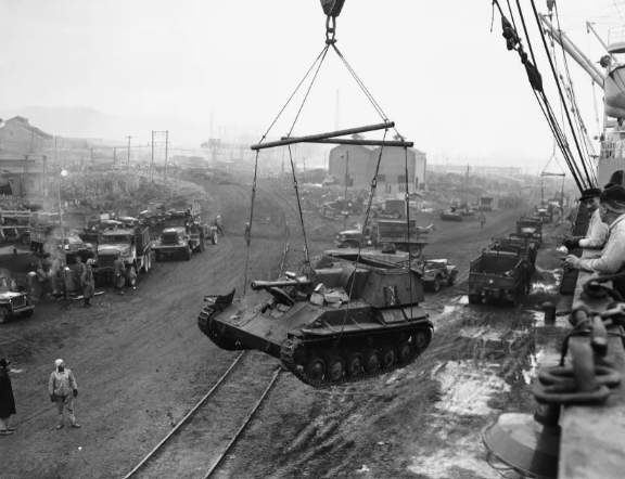 Un tanque de las Naciones Unidas es subido a bordo de un barco en el puerto de Hungnam, al noreste de Corea, el 13 de diciembre de 1950, mientras comienza la evacuación del puerto. Jim Pringle/AP