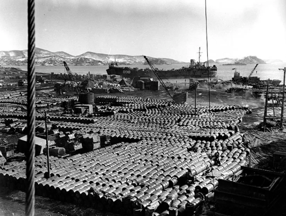 Cientos de bidones de combustible esperan ser evacuados en los muelles de Hungnam el 14 de diciembre de 1950. Ho New/Archivos Nacionales/Reuters